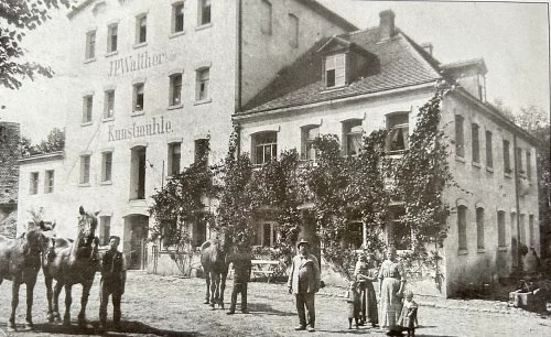 Johann Peter und Babette Walther bauten die Mühle neu auf und führten den Mühlenhof bis Mitte der Zwanzigerjahre weiter. Die um 1920 entstandene Aufnahme zeigt das Ehepaar mit den Kindern und zwei Knechten.